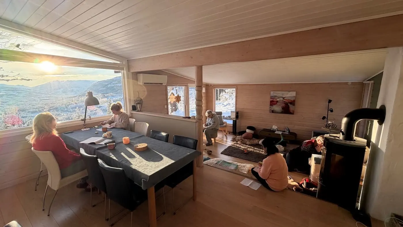 Interieur van het gezellige houten retraitehuisje met warme sfeer