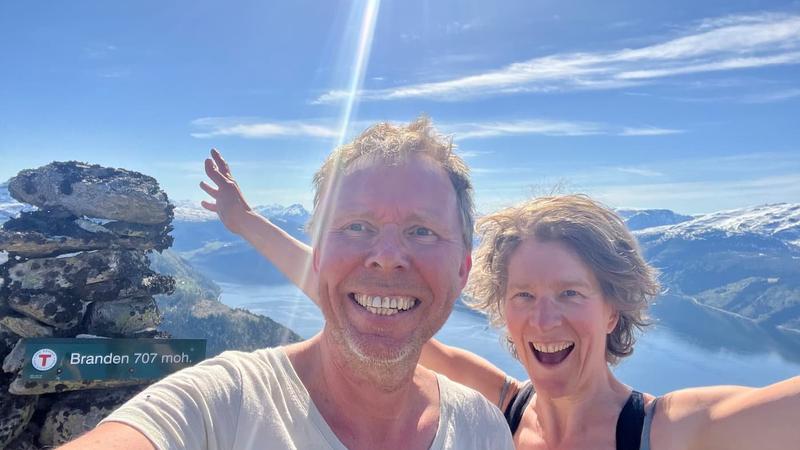 Lars en Marlí bij de hut in Hedalen