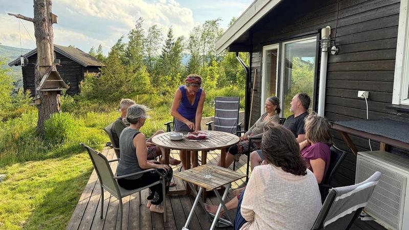 Buitenactiviteit op houten terras met bergen